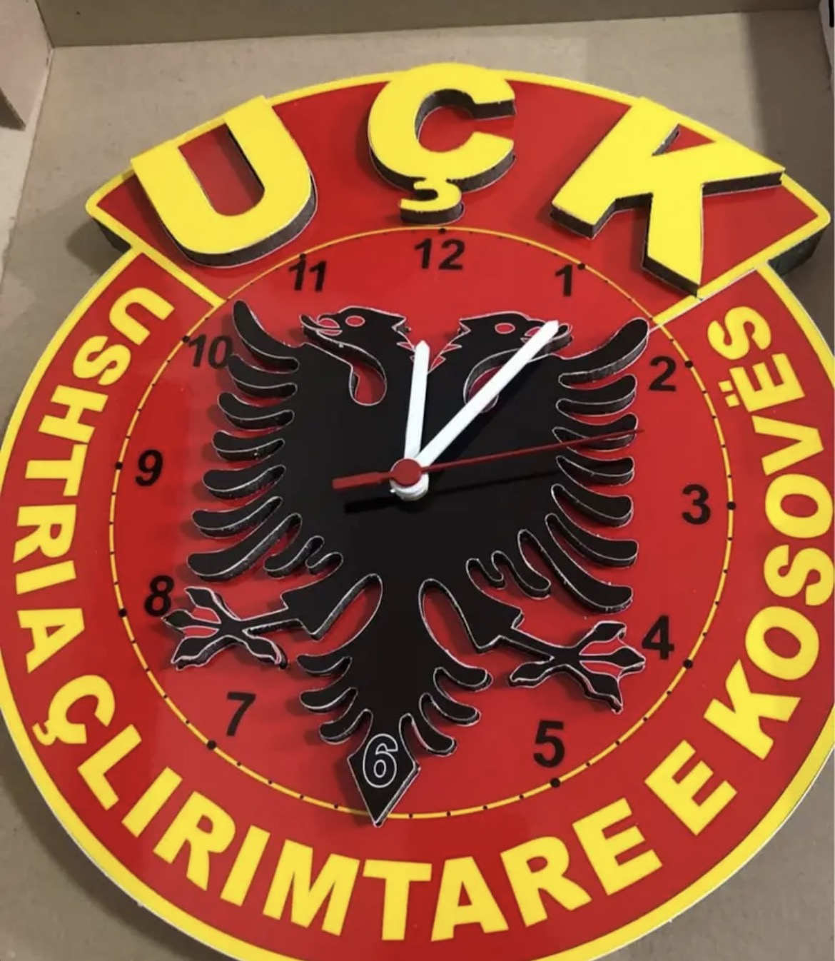 Orë Muri me Emblemën e UÇK-së